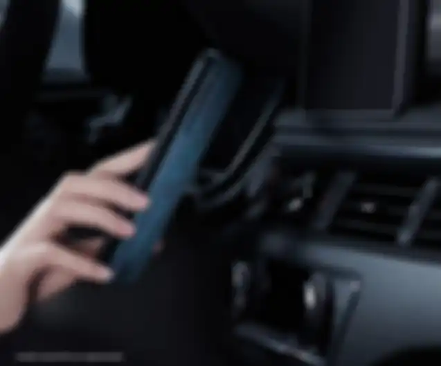 Dengan magnet, mudal diltakkan di phone holder mobil.