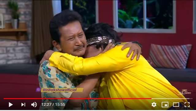 Momen Sule dan guru tarinya setelah lama tak bertemu.