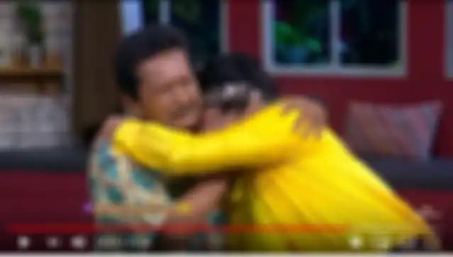 Momen Sule dan guru tarinya setelah lama tak bertemu.
