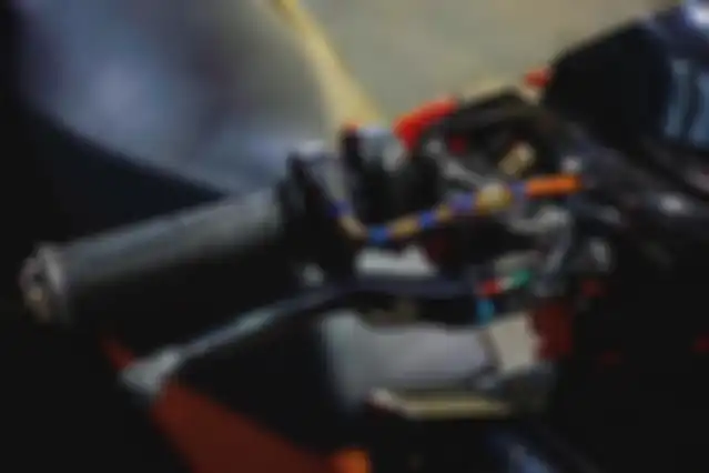 Sebelah kanan terpasang gas spontan Domino dan master rem Brembo RCS.