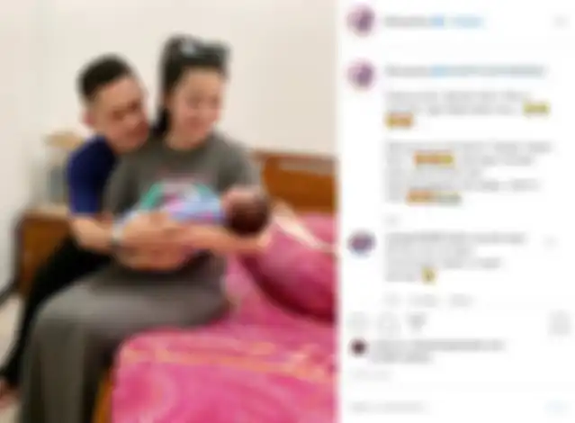 Unggahan Fitri Carlina yang sedang gendong bayi