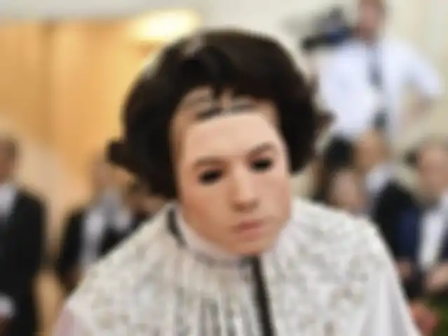 Tampilan Ezra Miller di Met Gala 2019