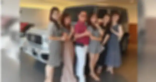 Hu memiliki empat istri , selain itu dia juga masih memiliki wanita simpanan di luar.