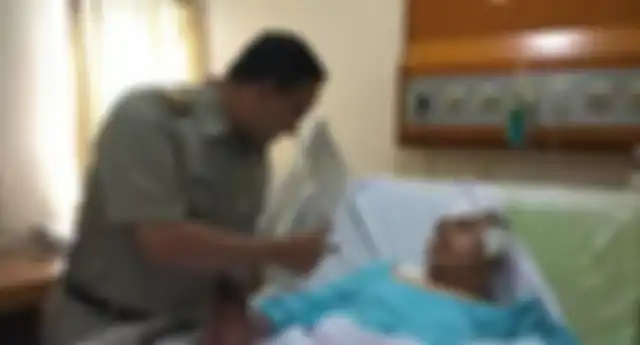 Gubernur DKI Jakarta Anies Baswedan menjenguk mahasiswa korban demo 2019 Faisal Amir di rumah sakit.