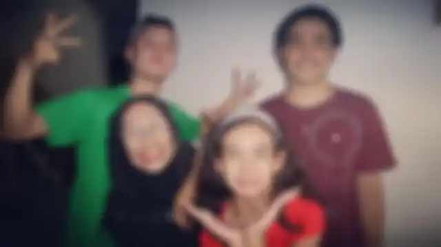 Omas Wati memiliki anak yang bernama Dio Ambiya.