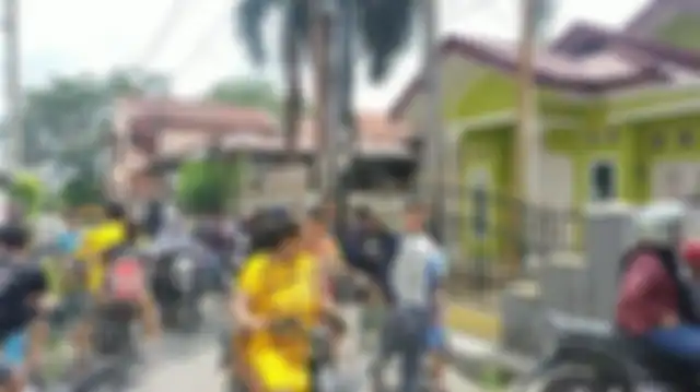 Warga kian ramai meihat kondisi rumah di Gang Kancil, Tanjung Sari, Kecamatan Medan Selayang lantaran tercium aroma busuk dari dalam kamar tersebut, Senin (14/9/2020) 