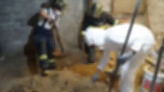Polisi menggeledah rumah Andres