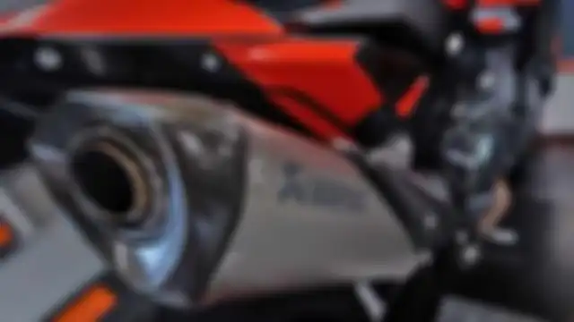 Knalpot Akrapovic di KTM 890 Duke 2021 Tech 3 edisi spesial.