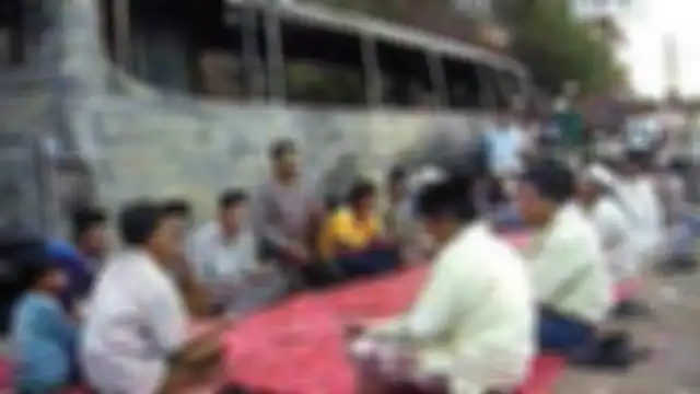 Pulang dari Bali, siswa SMK Yapemda Yogyakarta terpangggang hidup-hidup dalam bus. Jasad korban Tragedi Paiton ini sampai diawetkan pakai balok es.