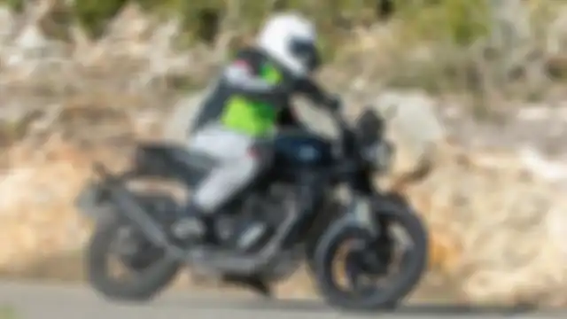 Motor baru Triumph 250 cc keciduk sedang diuji.