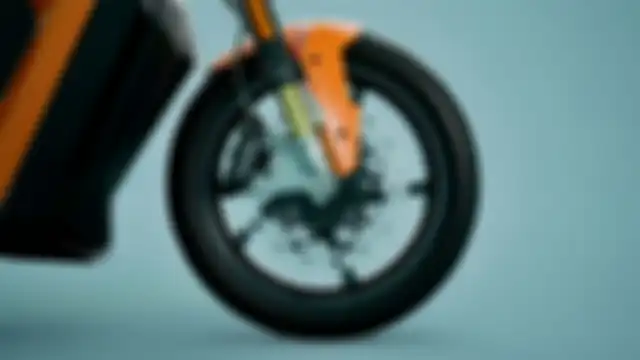 Suspensi didukung Ohlins, sedangkan pengereman pakai Brembo.