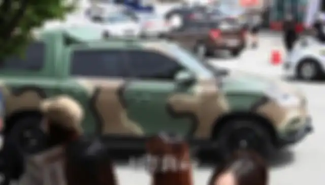 Suho diantar dengan mobil militer