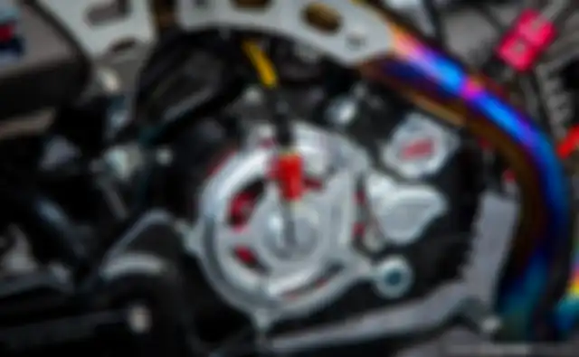 Mesin bengkak menjadi 170 cc dengan bore up kit Koso. Pakai dry clutch dari SMR juga. Gokil!