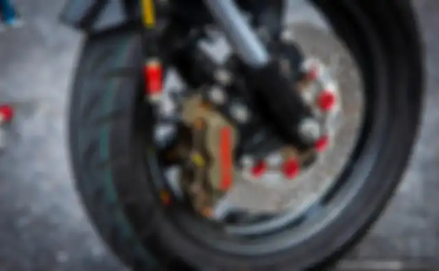 Pelek karbon BST dan pengereman Brembo.