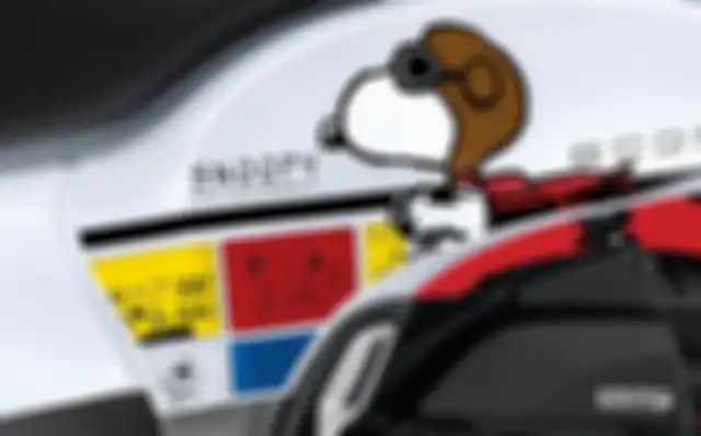 Motif Snoopy di bodi samping Honda Scoopy Snoopy.