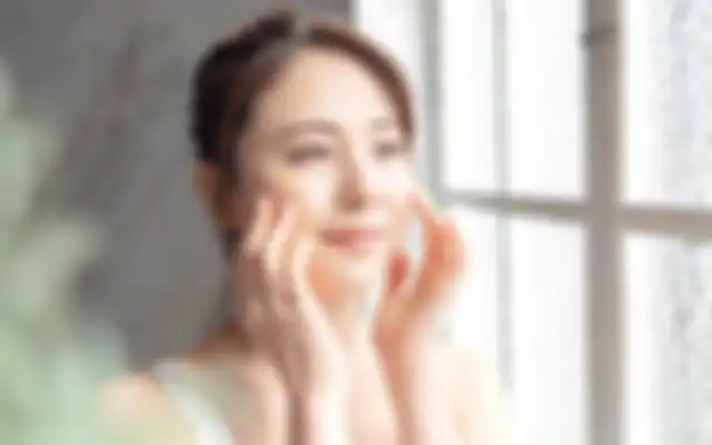 Ilustrasi memakai skincare