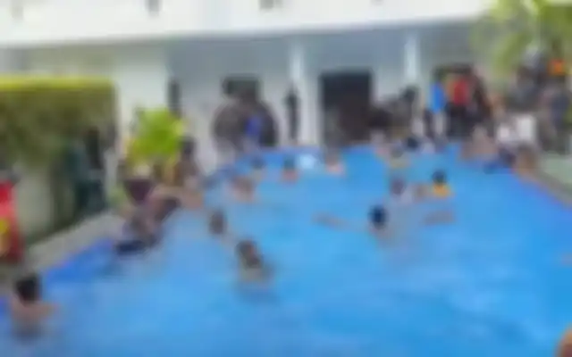 Para pengunjuk rasa melompat ke kolam renang di kediaman presiden di Kolombo, Sri Lanka, 9 Juli 2022.