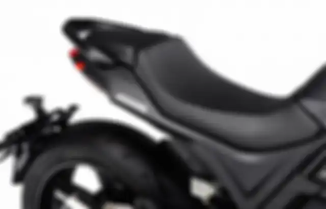 Bentuk jok Jiajue Navigator 500S 2021 khas motor sport cruiser.