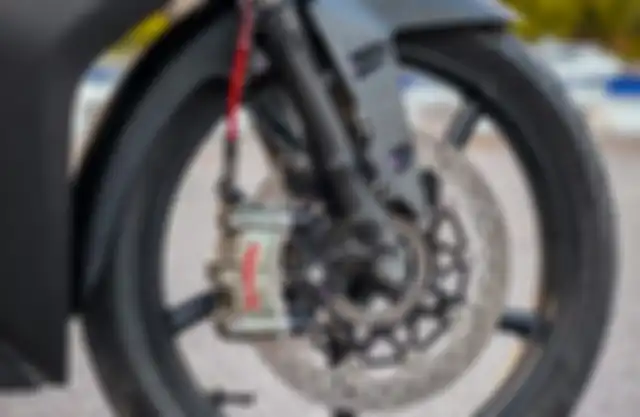 Kaliper rem depan pakai Brembo GP4RX.