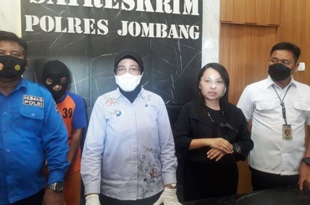Foto seorang tukang parkir di Jombang, Jawa Timur yang nekat menggagahi 2 putrinya sendiri beredar di media sosial.