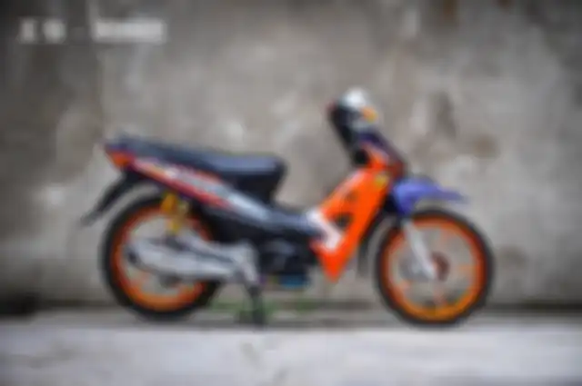 Modifikasi Honda Supra Fit dengan livery racing khas Honda.