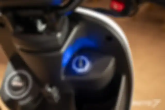 Sudah memiliki SmartKey System dan lubang tangki bensin berada di depan