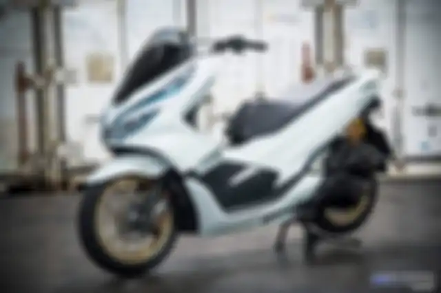 Modifikasi Honda PCX 150 asal Vietnam tetap memakai warna bodi standar. 