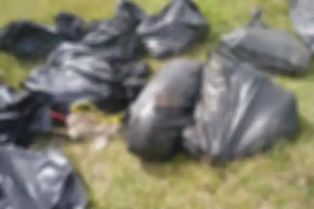 Tak disangka kantong plastik ini berisi mayat manusia yang sudah dipotong-potong.