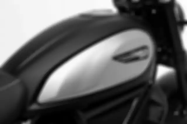 Aksen silver pada tangki bahan bakar, semakin mempertegas karakter Ducati Icon Dark 2020.