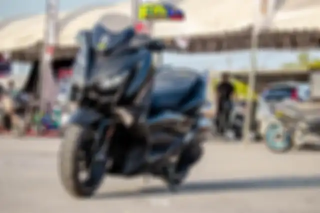 Modifikasi motor Yamaha XMAX 300 bodi dominan hitam, kalem namun sporty.