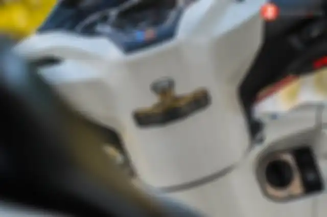 Steering damper Ohlins.