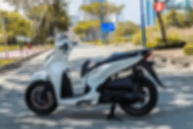 Modifikasi motor Honda SH300i bertabur part mewah plus kaki gahar.