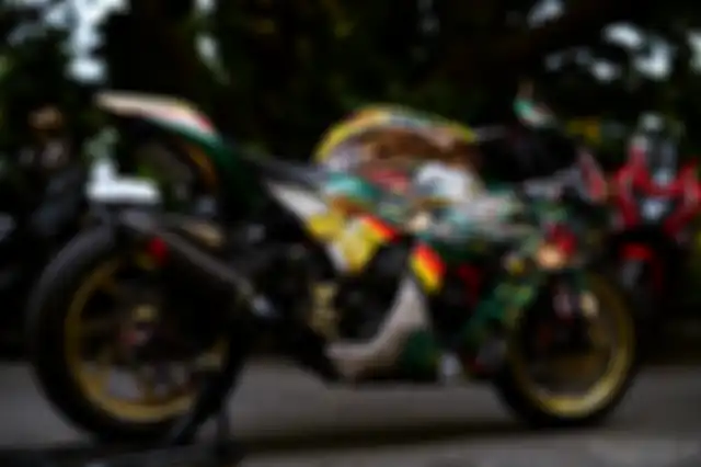 Kawasaki Ninja ZX-10R lawas kena modifikasi, tampil unik dengan bodi nyentrik.