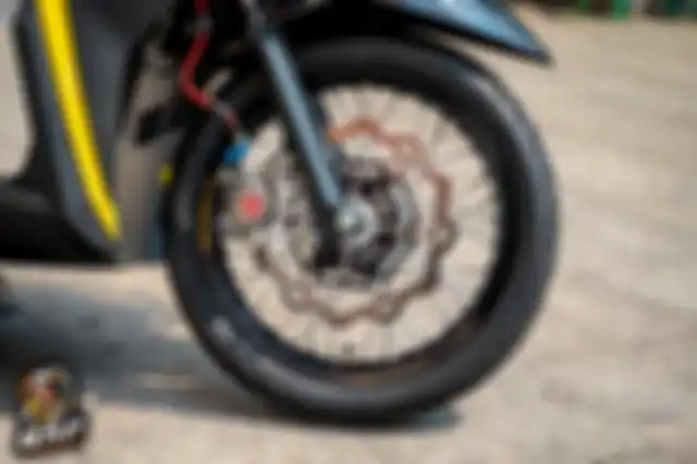 Bagian kaki-kaki tampil apik berkat pelek jari-jari dan upgrade pengereman.