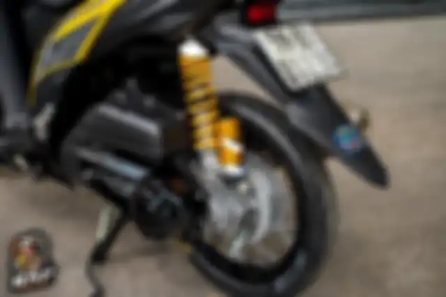 Sokbreker Ohlins terpasang di Mio M3 ini biar riding makin nyaman.