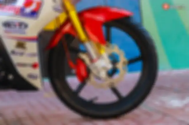 Area kaki-kaki paling mencolok. Pelek RCB 5 spoke, USD RCB, dan kaliper RCB terpasang di motor ini.