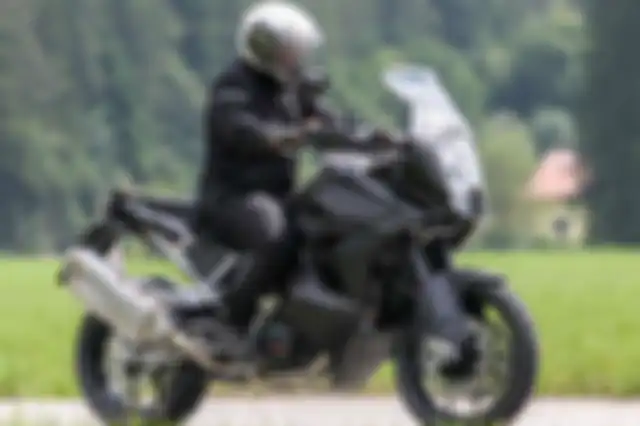 KTM 1290 Super Adventure 2021 tertangkap kamera sedang diuji.