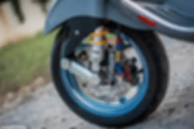 Pelek pakai Marus, ditemanis suspensi Ohlins dan kaliper rem Brembo Pinza.