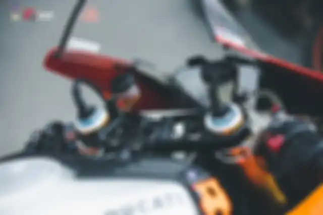 Bagian kemudi di Ducati Panigale V4 S ini sudah pakai triple clamp CNC.