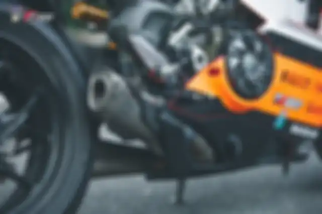 Knalpot Akrapovic dan cover bak kopling transparan.