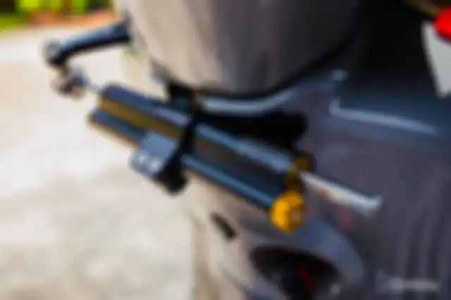 Steering damper Ohlins terpasang.