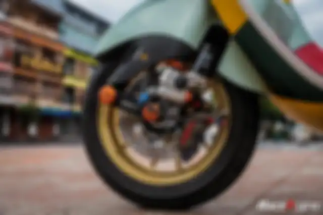Kaki-kaki pakai pelek Over Racing, sokbreker Stage6, dan kaliper rem Brembo.