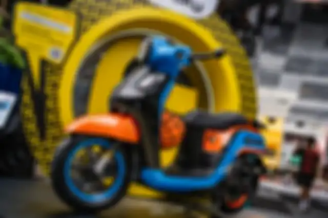 Bagian bodi Yamaha Fazzio ini mendapat kombinasi warna yang nyentrik dan bikin melirik.