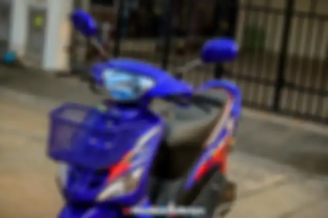 Bagian depan di modifikasi Yamaha Mio ini pasang keranjang dan spion yang juga diberi kelir biru.
