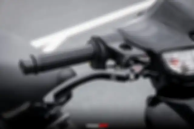 Master rem Brembo dan panel saklar Domino menghiasi area tangan di kokpit.
