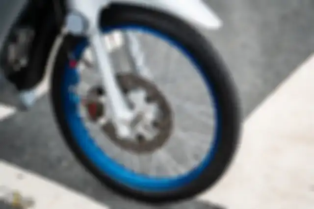Pelek biru glossy dan kaliper rem Brembo.