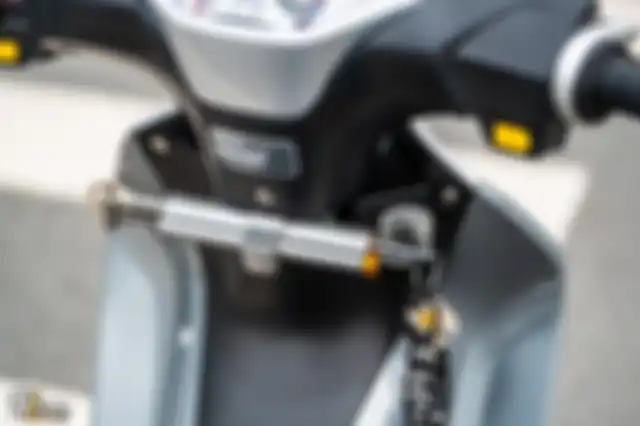 Steering damper pakai Ohlins.
