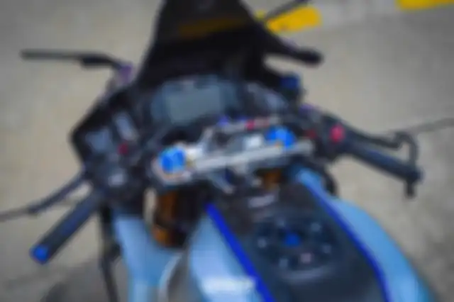Area kokpit penuh aksesoris aftermarket racing.