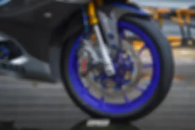 Pengereman roda depan diupgrade pakai kaliper rem Brembo 4P dan cakram Kamui.