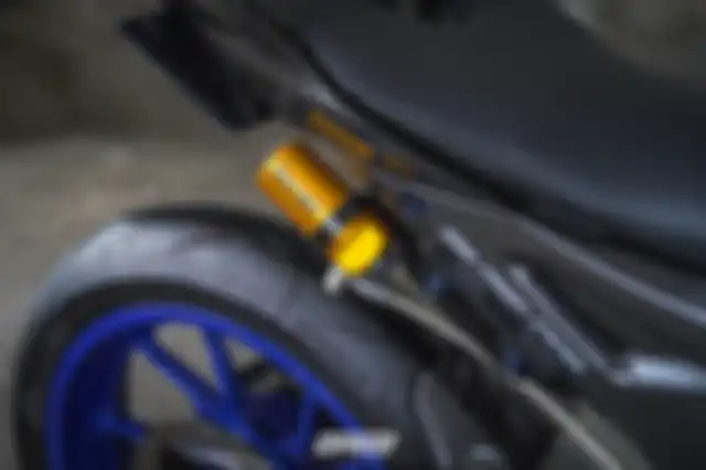 Monosok belakang pakai sokbreker Ohlins dengan sub-tank terpisah.